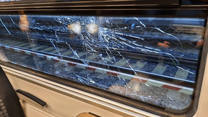 BPOL NRW: Unbekannte Jugendliche bewerfen 100 km/h schnellen Zug mit Steinen - Bundespolizei ermittelt +++Foto+++
