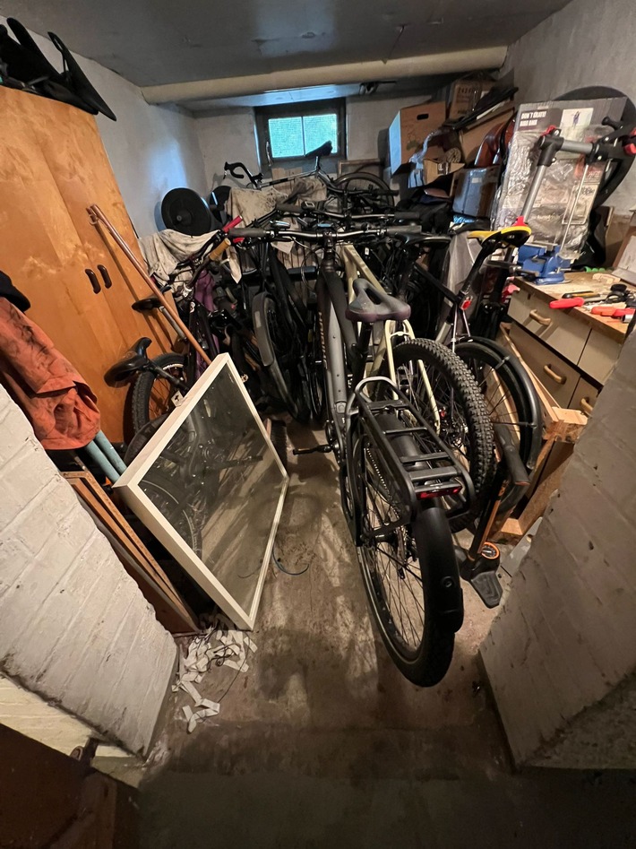 POL-GÖ: (203/2025) Göttingen: Zufallsfund bei Durchsuchung in anderer Sache - Polizei entdeckt dreizehn Räder und zwei E-Scooter in Wohnhaus in der Weststadt, Ermittlungen dauern an