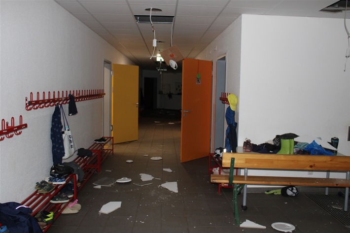 POL-RBK: Odenthal - Unbekannte Täter brechen in Grundschule und Kindertagesstätte ein und richten hohen Sachschaden an