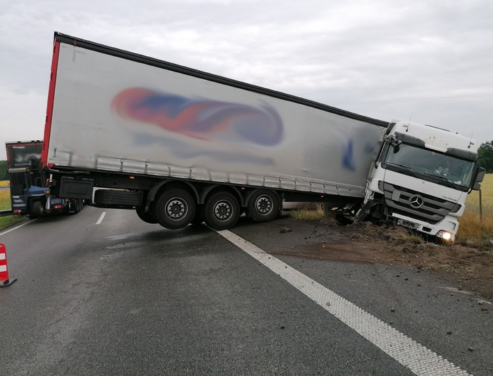 POL-DEL: Autobahnpolizei Ahlhorn: Verkehrsunfallflucht auf dem Zubringer der A28 auf die A1 +++ Zeugenaufruf +++ Ankündigung Vollsperrung