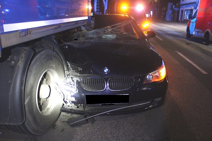 POL-MI: Autofahrer fährt unter Lkw-Anhänger