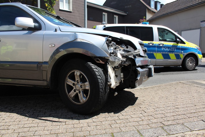 POL-ME: Velberter krachte mit Auto in Gartenmauer - hoher Sachschaden - Velbert - 2105080