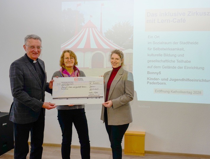 Krippenaktion im Paderborner Dom setzt Zeichen für Kinderrechte - Metropolitankapitel überreicht 4.000 Euro für Zirkuszelt-Projekt von Bonny 5