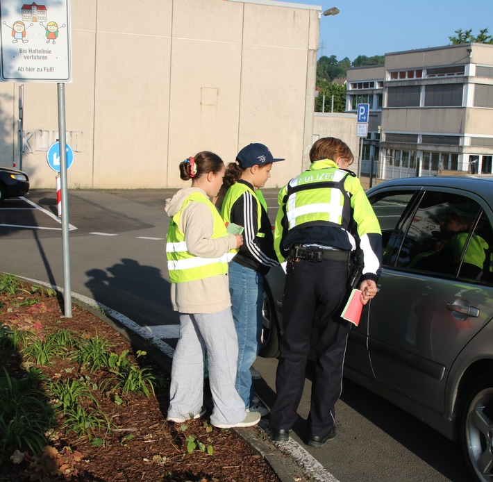 POL-SI: Gemeinsame Verkehrskontrollaktion von Schulkindern und Polizei - es gab einige Denkzettel, aber auch viel Lob für die Verkehrsteilnehmer -#polsiwi
