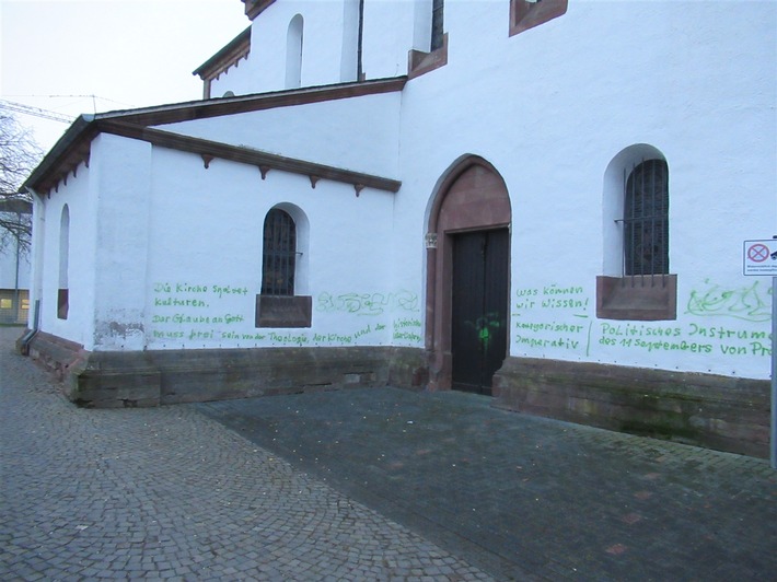 POL-EU: Kirche mit Farbe beschmiert