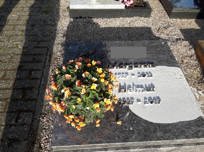 POL-HOL: Unbekannte beschmieren Grabstein mit Farbe - Zeugen gesucht