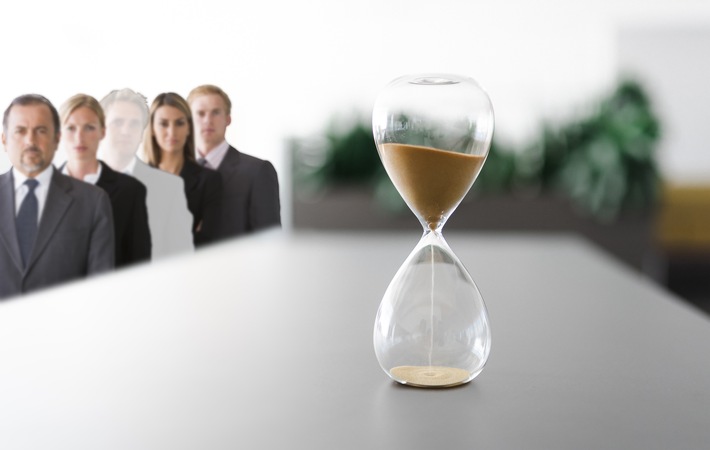 Zeitverschwendung verschärft Fachkräftemangel / Langzeitstudie beweist: Büro-Effizienz um 50 Prozent niedriger als vor 10 Jahren