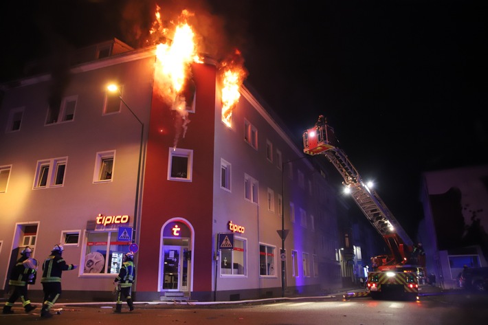 FW LK Neunkirchen: Wohnungsbrand fordert Neunkircher Feuerwehr in Silvesternacht