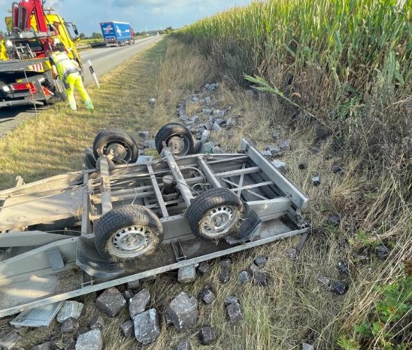 POL-FL: BAB 7 - Unfall durch überladenen Anhänger