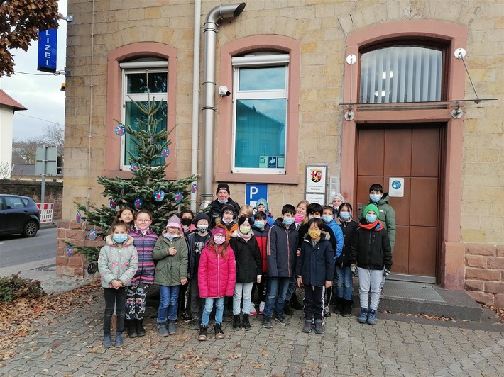 POL-PDNW: PI Grünstadt - Schüler*innen der Dekan-Ernst-Schule schmücken Weihnachtsbaum vor Polizeiinspektion