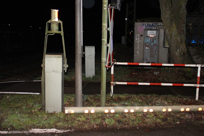 POL-NE: Schwertransport beschädigt Bahnschranke