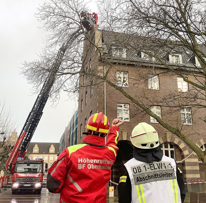 FW-OB: Feuerwehr entfernt lose Dachverkleidung von Polizeipräsidium