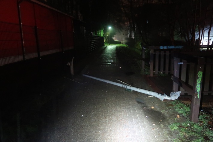 POL-DEL: Stadt Delmenhorst: Unbekannte zerstören mit einem Sprengkörper eine Straßenlaterne