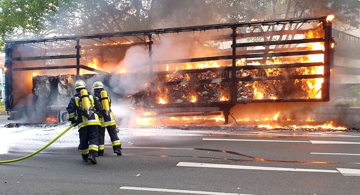 FW-E: Brennt Sattelzug mit 25 Tonnen Papier, zwei Reifen bersten durch Brandeinwirkung