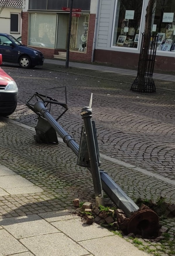 POL-NOM: Kleine Ursache - Große Wirkung, LKW zerstört beim Rangieren Straßenlaterne und Mülleimer