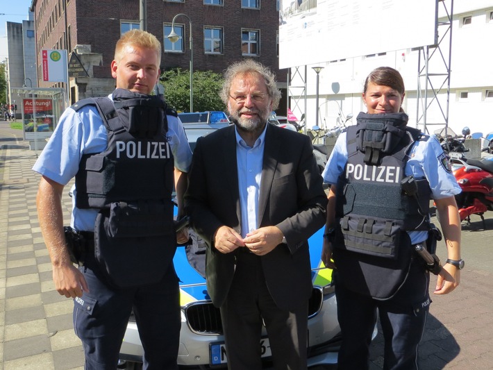 POL-D: Foto zum heutigen Termin +++Polizeipräsident informiert sich über Schutzwesten+++