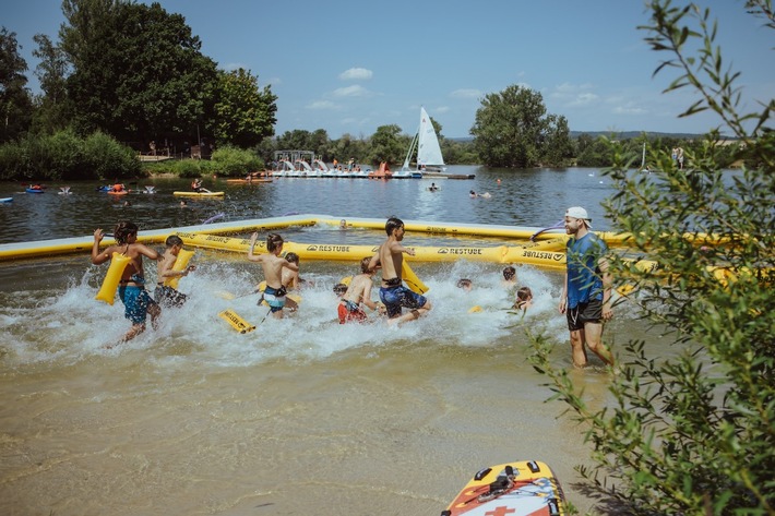 Die 127 Schülerinnen und Schüler der Gießener Ostschule hatten viel Spaß am See.jpg