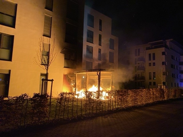 POL-SN: Sachschaden an Wohnhaus nach Brand von Müllcontainern