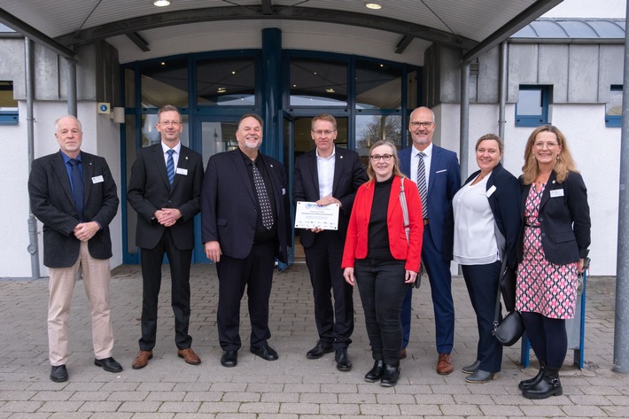 Ministerpräsident Daniel Günther übergibt Schul-Sonderpreis Inklusion und Vielfalt