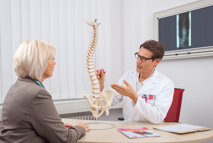 Rückenschmerzen durch Stress und Fehlhaltungen im Beruf: Ein ergonomischer Arbeitsplatz hilft bei "Rücken"
