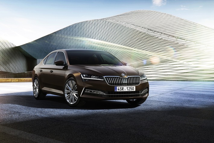 SKODA SUPERB mit noch mehr Sicherheit und frischem Design - erstmals auch als SCOUT (FOTO)