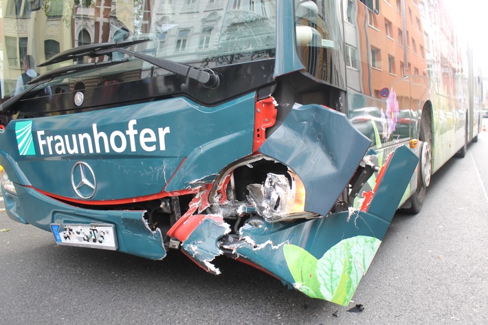 POL-AC: KORREKTUR DES DATUMS: Fahrzeug stößt mit Bus zusammen - fünf Menschen verletzt