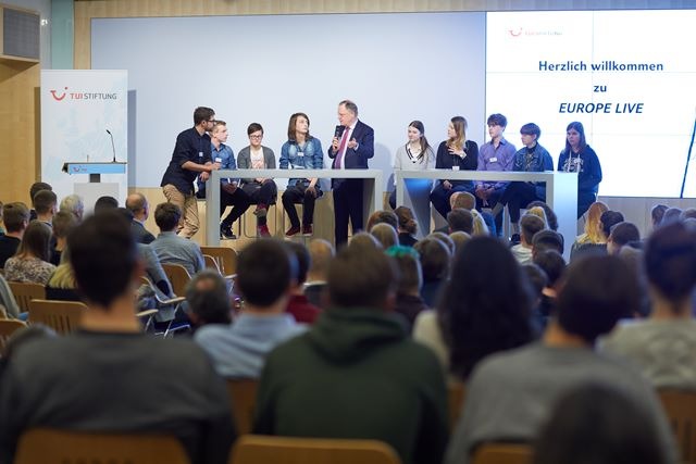 TUI Stiftung: Schüler diskutieren mit Ministerpräsident Stephan Weil über Europa