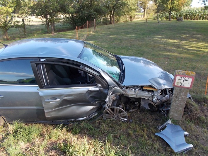 POL-MI: Bei Abbiegemanöver: Auto touchiert Baum