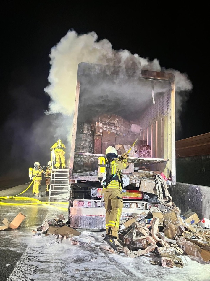 FW VG Asbach: LKW-Brand auf der A3 - Feuerwehr mehrere Stunden im Einsatz