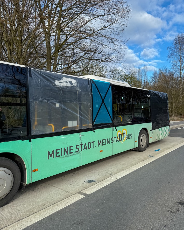 FW-DT: Unfall zweier Linienbusse - Feuerwehr sichert zerstörte Seitenscheiben