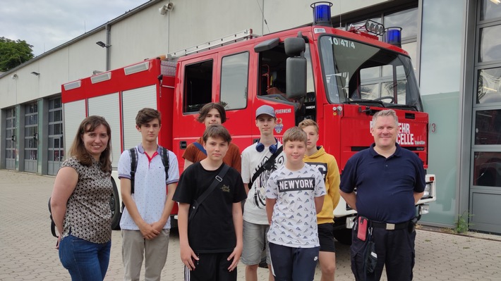 FW Celle: Ukrainische Jugendliche besuchen Celler Feuerwehr