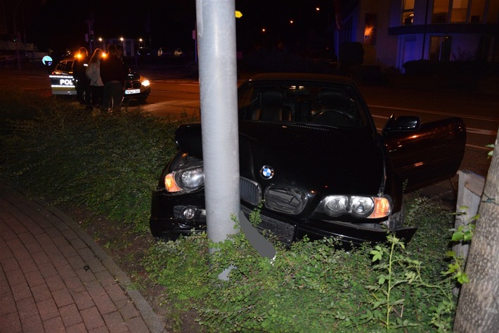 POL-HF: Unfall unter Alkoholeinfluss-
PKW prallt gegen Verkehrsmast