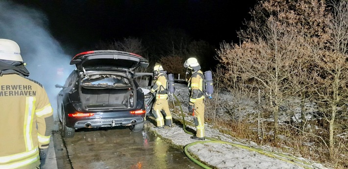 FW Bremerhaven: PKW brennt auf Autobahn in voller Ausdehnung