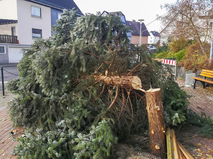 POL-LDK: - Vandalen fällen Weihnachtsbaum - Geschwindigkeits- und Motorradkontrolle - Schwere Verkehrsunfälle bei Aßlar und Braunfels - Einbrecherduo in Nauborn überrascht -