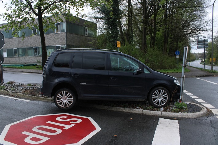 POL-RBK: Wermelskirchen - Fahrer verliert das Bewusstsein und kollidiert mit Verkehrszeichen
