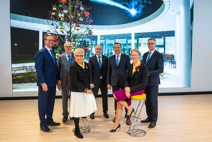 Höchster Umsatz der Firmengeschichte - HARTING Technologiegruppe geht mit Rekordinvestition in eine klimaneutrale Zukunft / Der HARTING Vorstand hält für das laufende Geschäftsjahr 2021/22 ein Umsatzplus im zweistelligen Bereich für möglich: Philip Harting, Dietmar Harting, Margrit Harting, Dr. Michael Pütz, Andreas Conrad, Maresa Harting-Hertz und Dr. Kurt D. Bettenhausen (von links nach rechts). / Weiterer Text über ots und www.presseportal.de/nr/120318 / Die Verwendung dieses Bildes ist für redaktionelle Zwecke unter Beachtung ggf. genannter Nutzungsbedingungen honorarfrei. Veröffentlichung bitte mit Bildrechte-Hinweis.