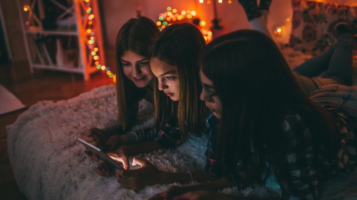 teen-girls-in-bed-on-phone-tablet-online-slang.jpg