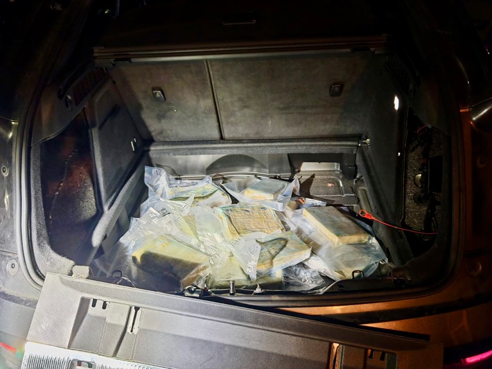 ZOLL-E: Staatsanwaltschaft Duisburg - Zollfahndung Essen - Polizei Es-sen Schlag gegen internationalen Drogenhandel/drei Personen in Haft/große Mengen Kokain sichergestellt