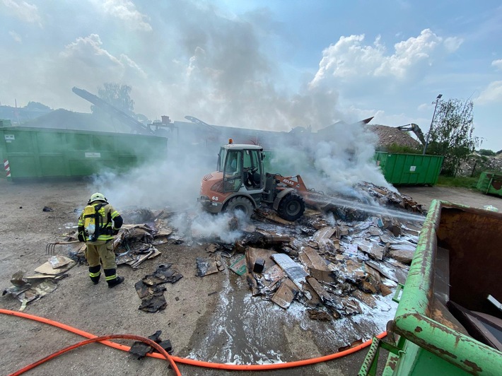FW Xanten: Brennende Müllpresse auf einem Wertstoffhof