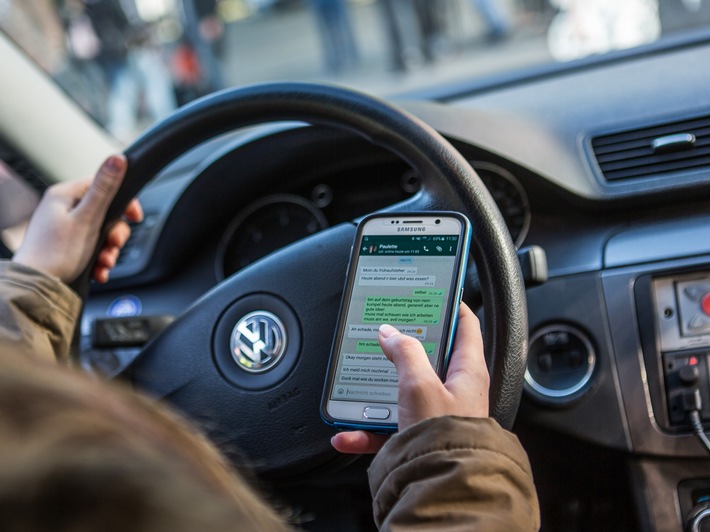 POL-ME: Schwerer Verkehrsunfall mit Totalschaden - Handy am Steuer? - Hilden - 1910012