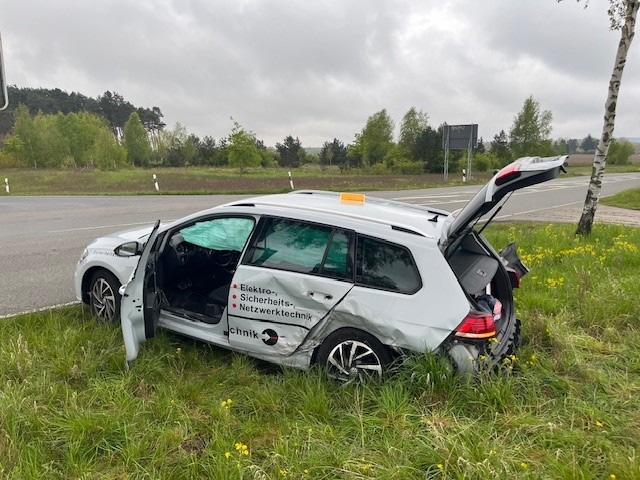 POL-LG: ++ drei Leichtverletze bei Verkehrsunfall - Kollision beim Abbiegen ++ Tat vereitelt - Trio auf Fahrraddiebstahl ++ "ausgeflippt" - junge Frau macht Randale ++ "aufgefahren" ++