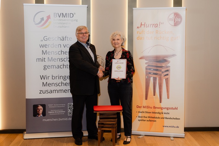 Gabriele Wander erhält Auszeichnung für MiShu: Ein innovativer Ansatz gegen Rückenschmerzen