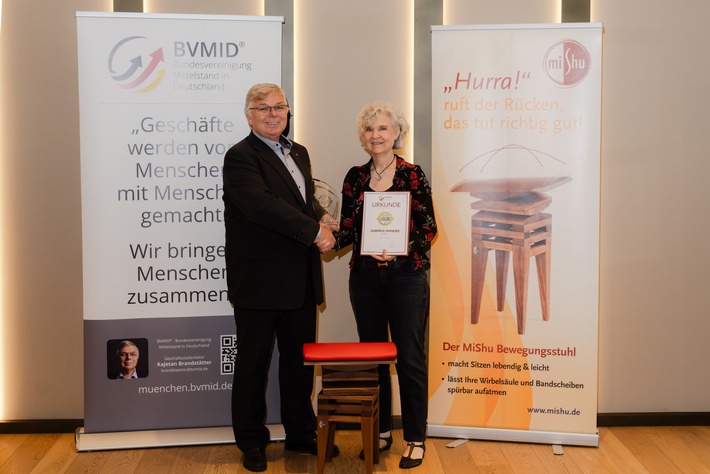 Gabriele Wander erhält Auszeichnung für MiShu: Ein innovativer Ansatz gegen Rückenschmerzen