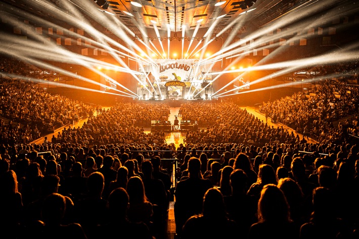 "A Way Back to Luckyland": SAT.1 zeigt am Freitag, 9. Dezember, Luke Mockridges aktuelles Live-Programm