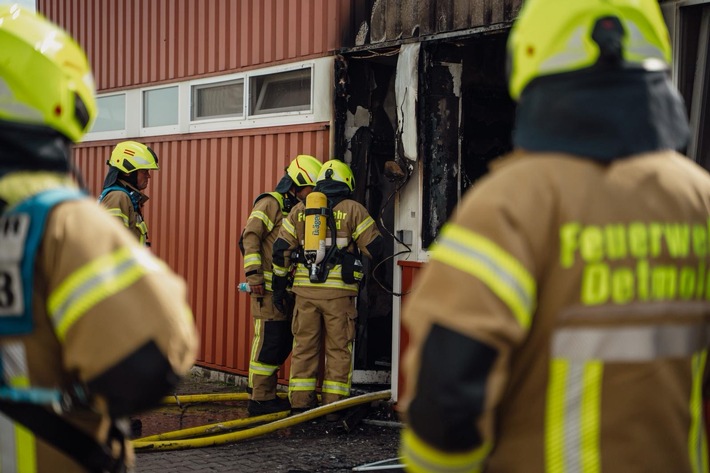 FW-DT: Brand in einem Gewerbebetrieb in Detmold Loßbruch