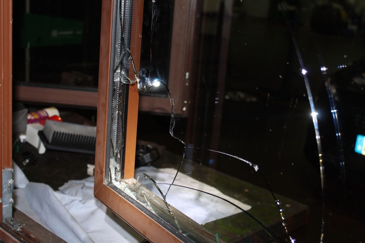 POL-OE: Täter schlagen Werkstattfenster ein