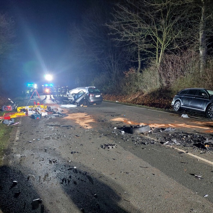 FW Borgentreich: Bei einem tragischen Verkehrsunfall in Borgentreich-Lütgeneder kam es am 30.12.2024 zu einem tödlichen Vorfall, bei dem eine Person ihr Leben verlor und eine weitere Person verletzt wurde.