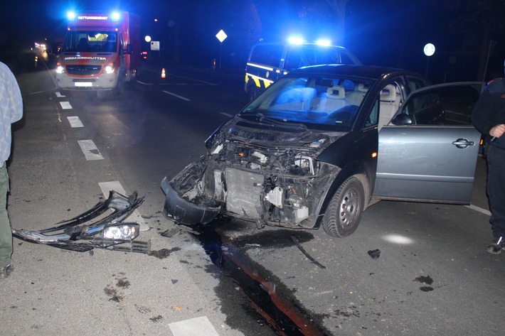 POL-KLE: Bedburg-Hau - Beim Abbiegen Gegenverkehr übersehen / eine Verletzte nach Verkehrsunfall auf der B9