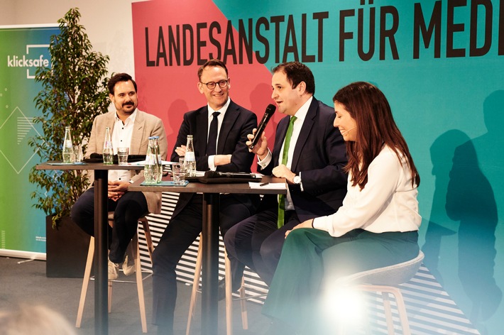 Elternabend SID 2023 LFM NRW - klicksafe (c) Landesanstalt für Medien NRW.jpg