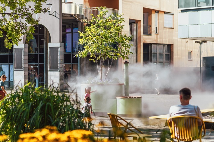 Mobile Nebelsprühanlage "BingaCool PflanzX" der Firma Runge auf dem Augustinerplatz in Konstanz / Weiterer Text über ots und www.presseportal.de/nr/181097 / Die Verwendung dieses Bildes für redaktionelle Zwecke ist unter Beachtung aller mitgeteilten Nutzungsbedingungen zulässig und dann auch honorarfrei. Veröffentlichung ausschließlich mit Bildrechte-Hinweis.